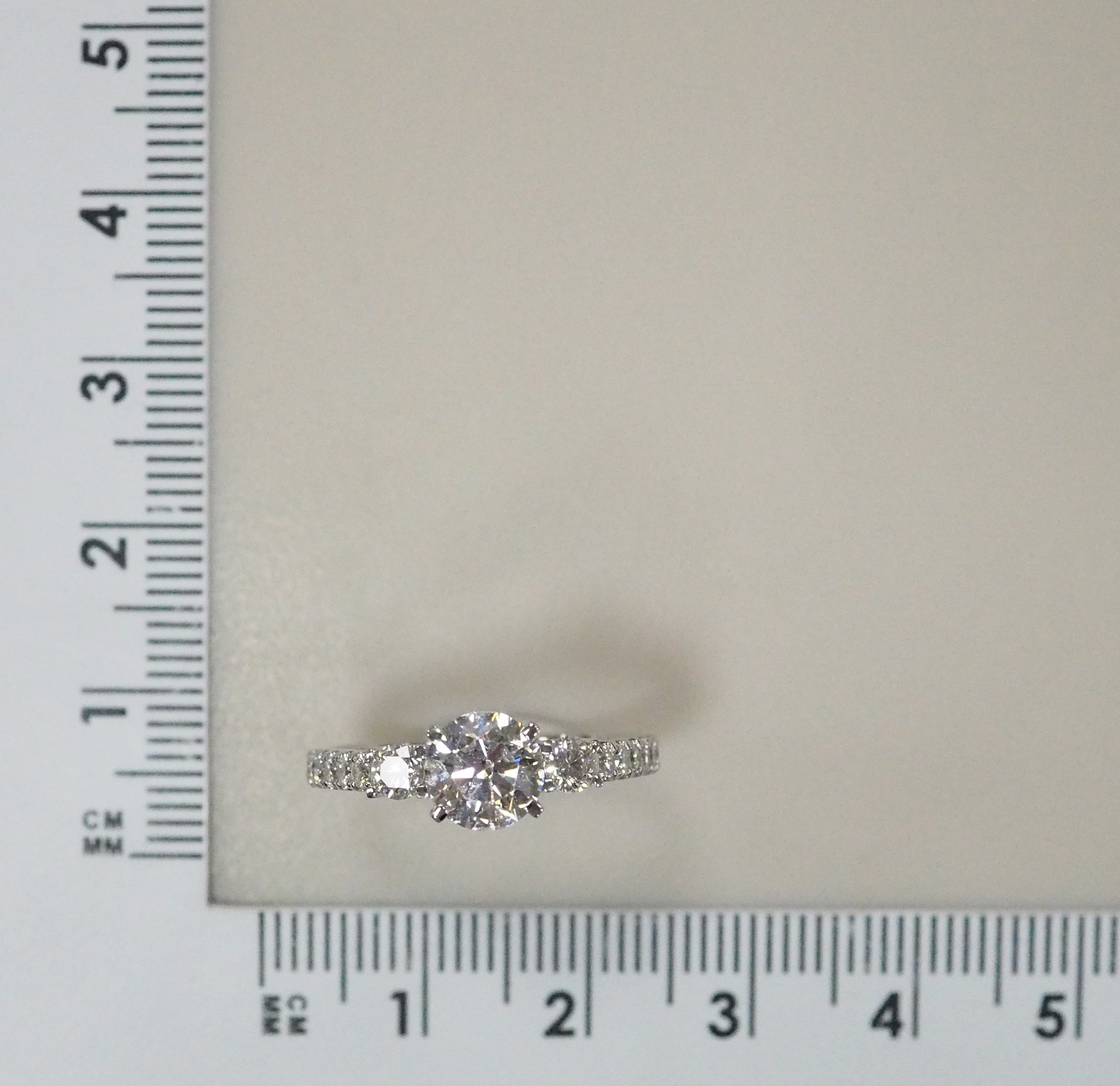 Кольцо из белого золота с бриллиантами